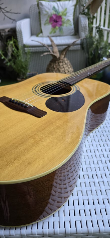 Guitarra Acústica de segunda mano · Foto 1 de 5 · Madrid · 100 €