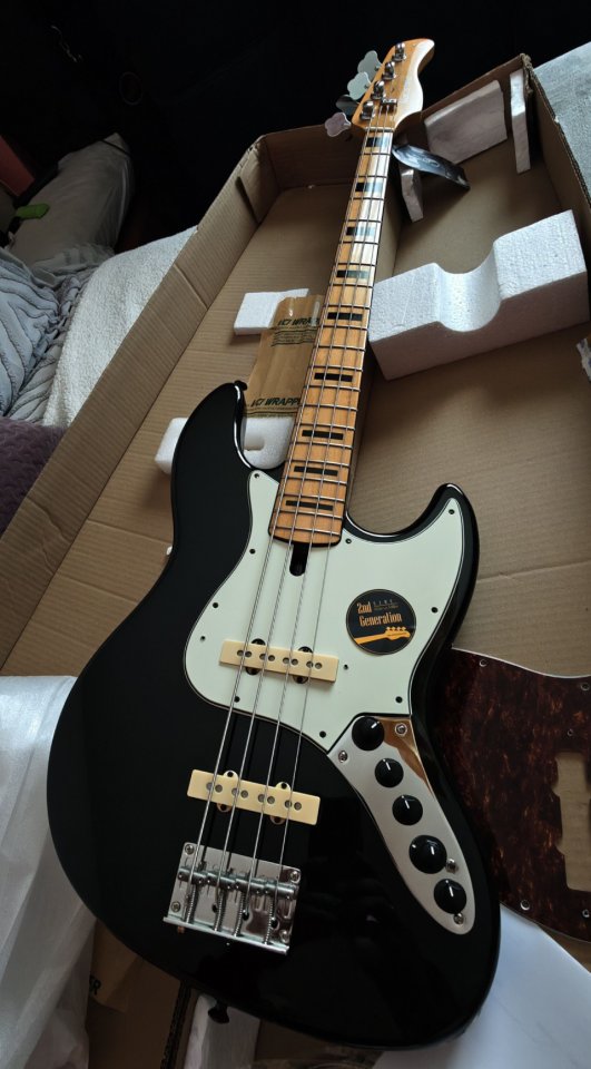 Sire Marcus Miller V7 Vintage BK 2nd GEN + extras