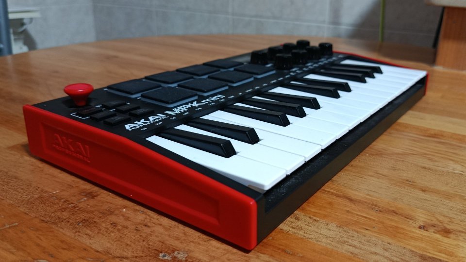 Akai MPK Mini MIDI Controller en perfecto estado de segunda mano · Foto 2 de 8 · Cantabria · 65 €