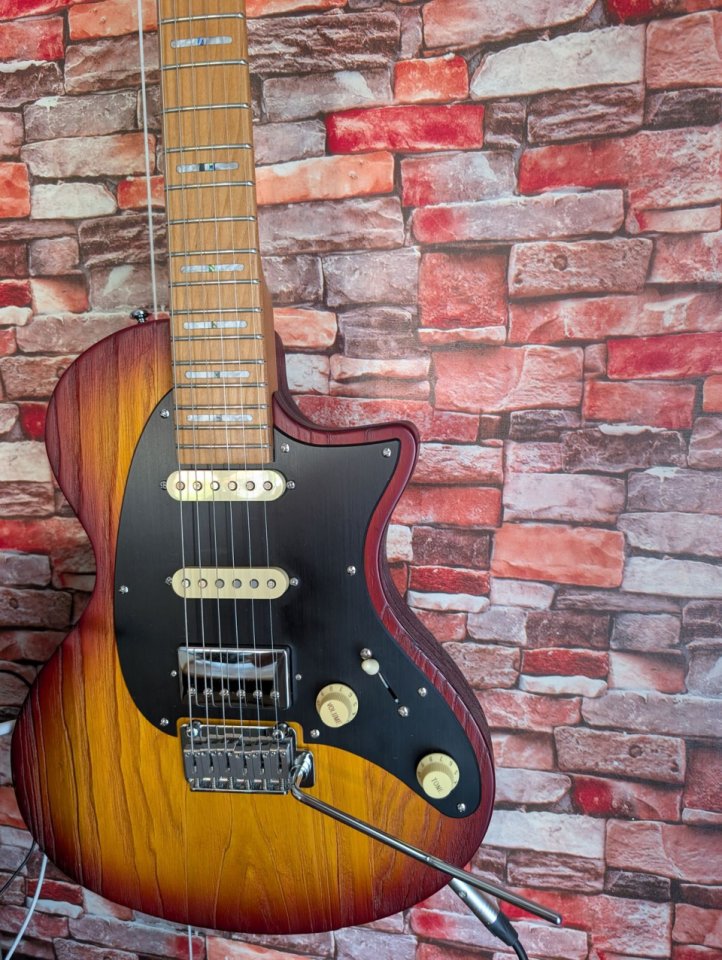 Larry Carlton I5S Sire Guitarra de segunda mano · Foto 2 de 5 · Palencia · 500 €
