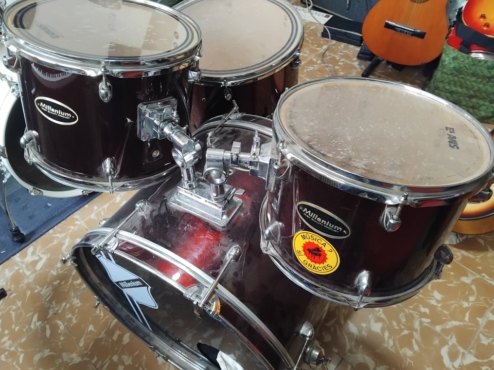 Bombo, Toms, goliat Millenium con parches EVANS