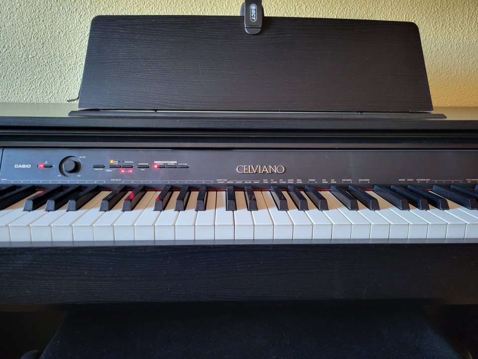 Piano digital CASIO CELVIANO AP 250 con BANQUETA regulable en altura de segunda mano · Foto 2 de 2 · Madrid · 400 €