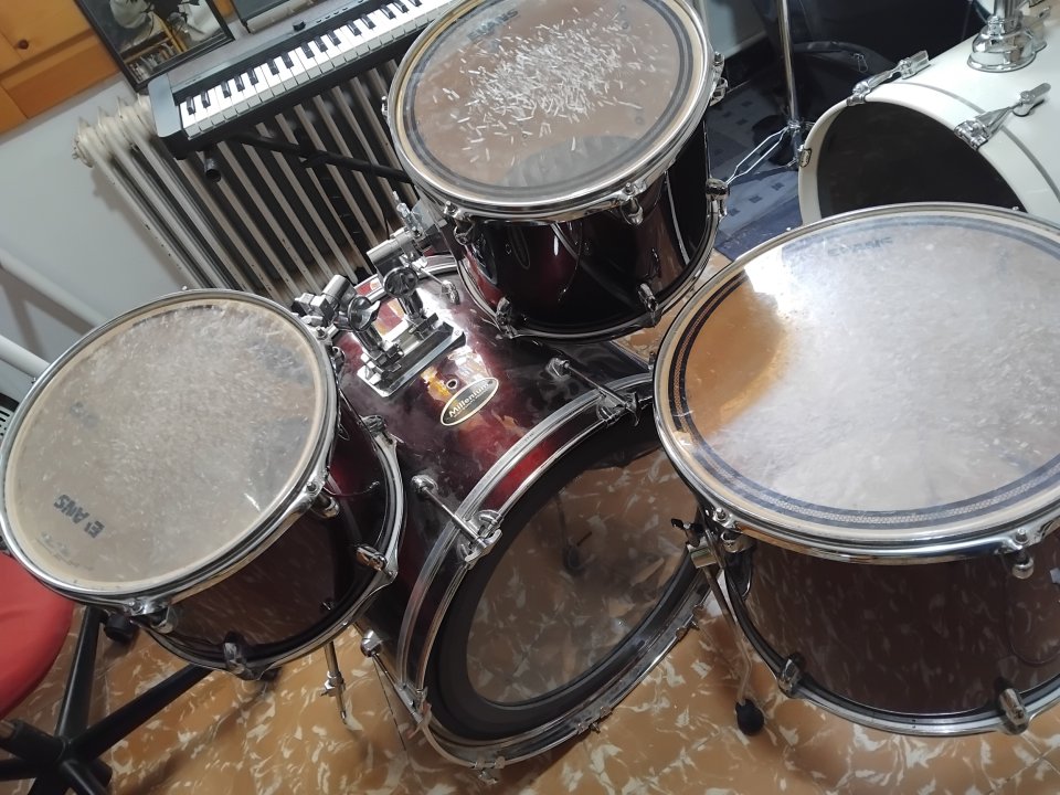 Bombo, Toms, goliat Millenium con parches EVANS