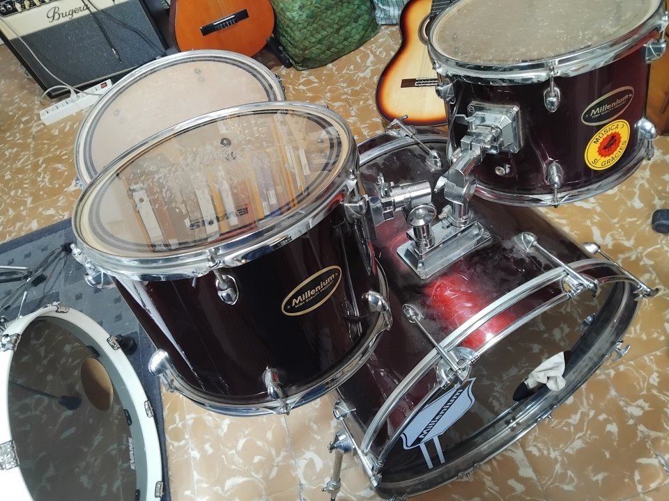 Bombo, Toms, goliat Millenium con parches EVANS