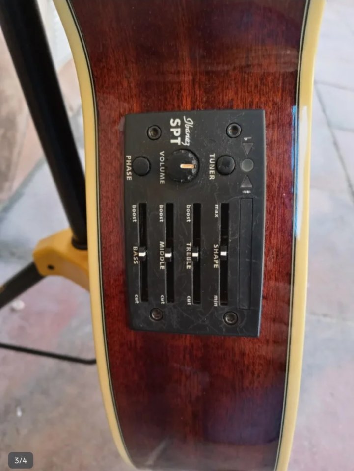 Guitarra clásica electrificada Ibanez AEG10NE nt con funda.