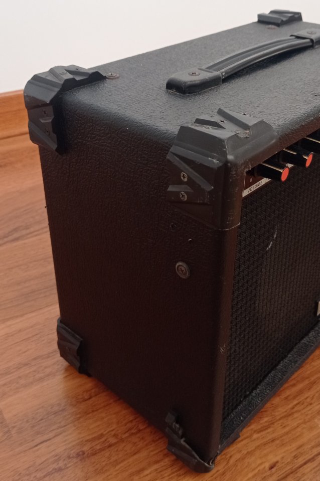 Amplificador de guitarra eléctrica Aria de segunda mano · Foto 3 de 3 · Cuenca · 30 €