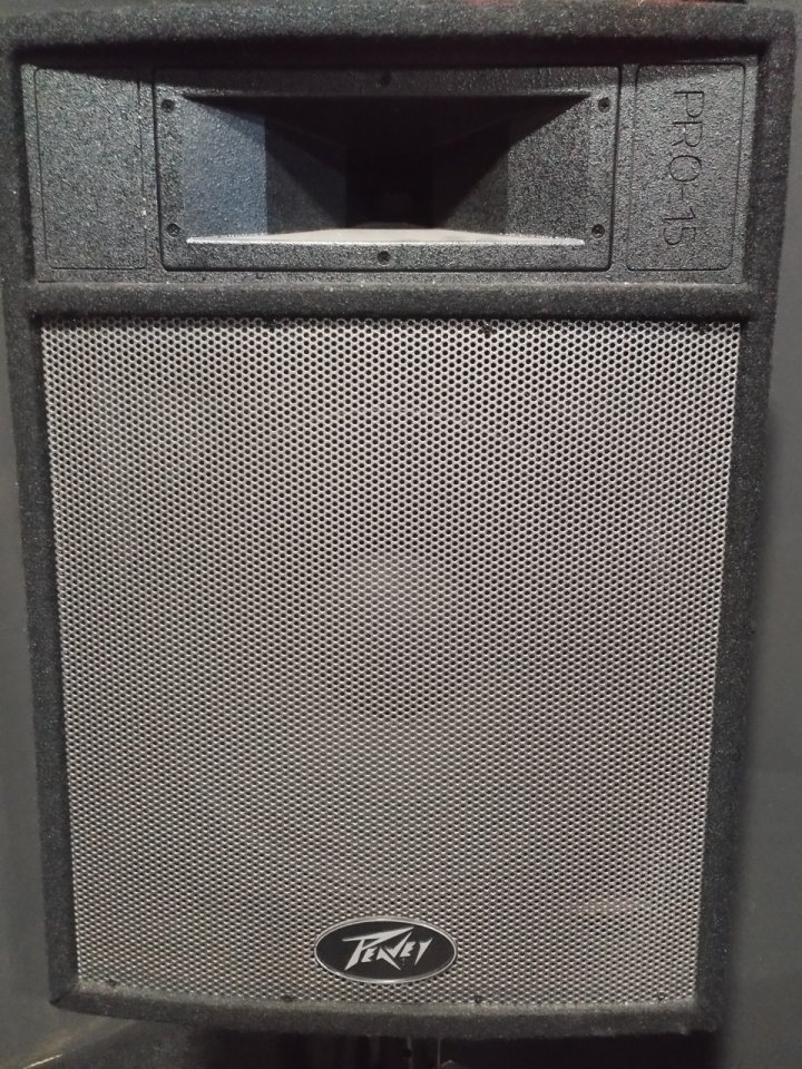 Mesa autoamplificada Yamaha. 2 Altavoces Peavy.