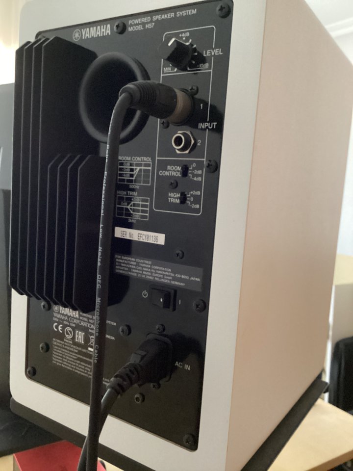 Pareja de monitores de estudio YAMAHA HS7 BLANCOS de segunda mano · Foto 2 de 3 · Murcia · 360 €
