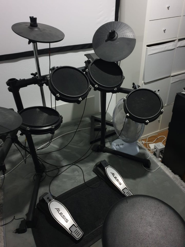 Bateria Alesis + altavoces y plataforma antivibracion