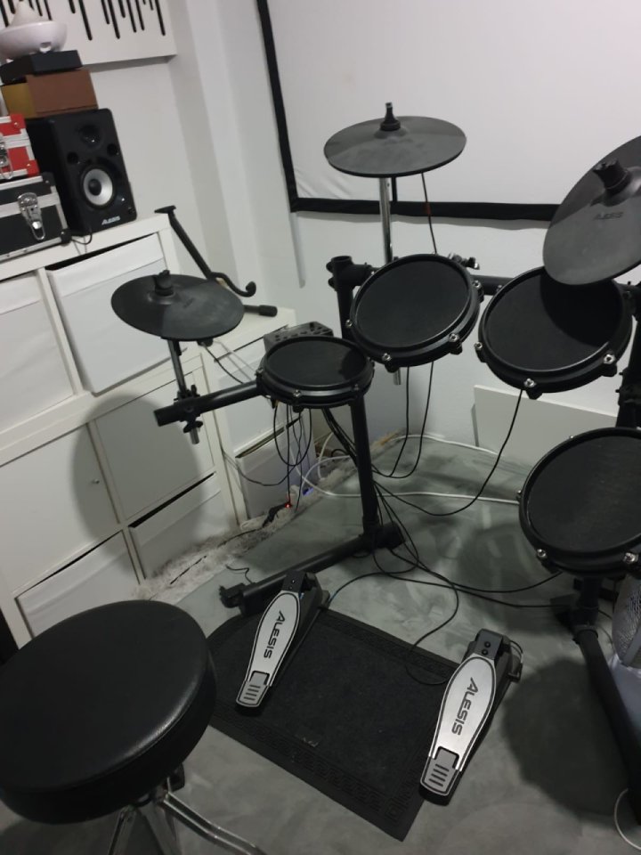 Bateria Alesis + altavoces y plataforma antivibracion