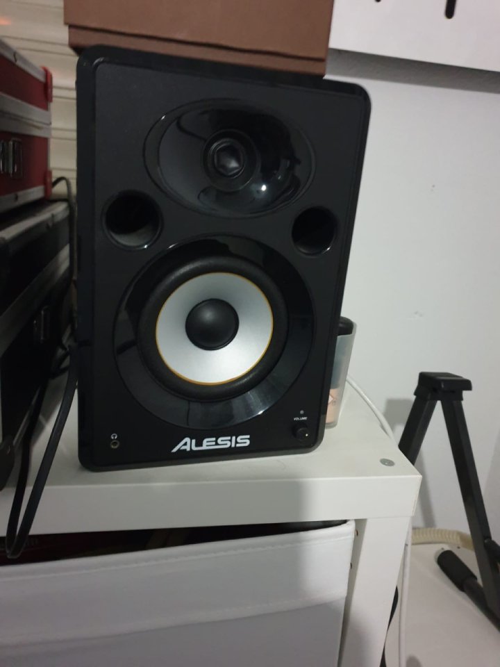 Bateria Alesis + altavoces y plataforma antivibracion