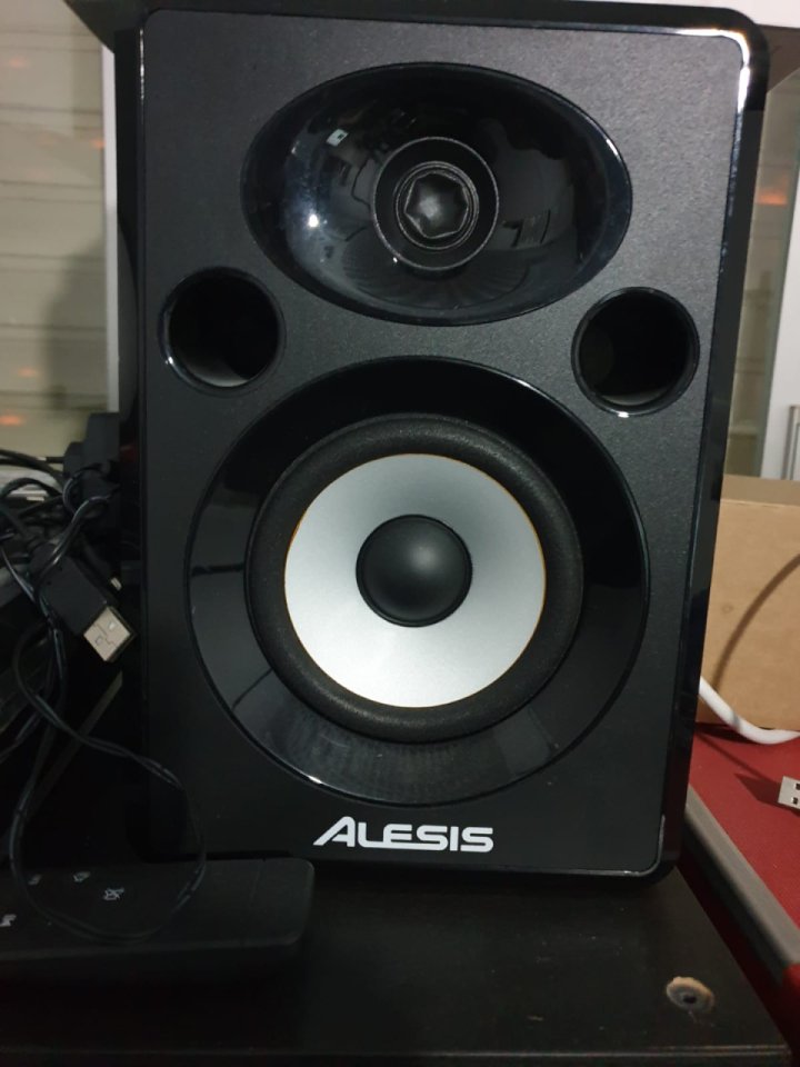 Bateria Alesis + altavoces y plataforma antivibracion