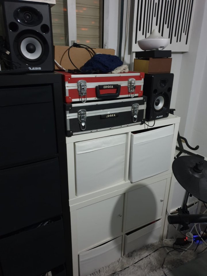 Bateria Alesis + altavoces y plataforma antivibracion