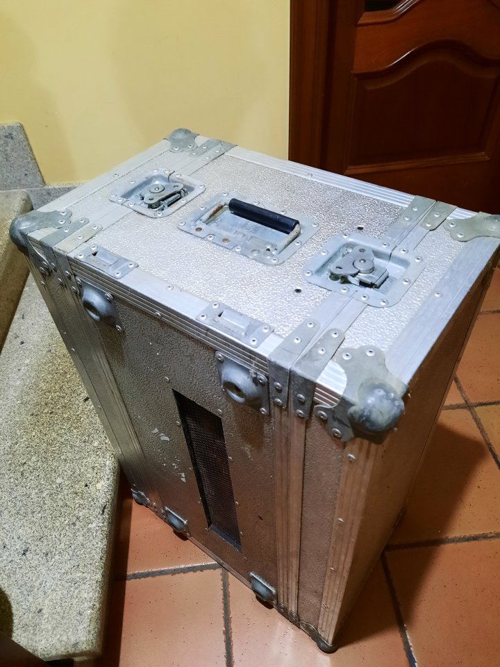 Flight Case Cabezal 100W de segunda mano · Foto 1 de 4 · Pontevedra · 200 €