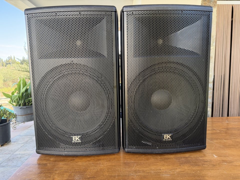 Altavoz activo de 1500W , 350 W (RMS)con un diseño moderno y robusto. de segunda mano · Foto 1 de 10 · Cádiz · 500 €