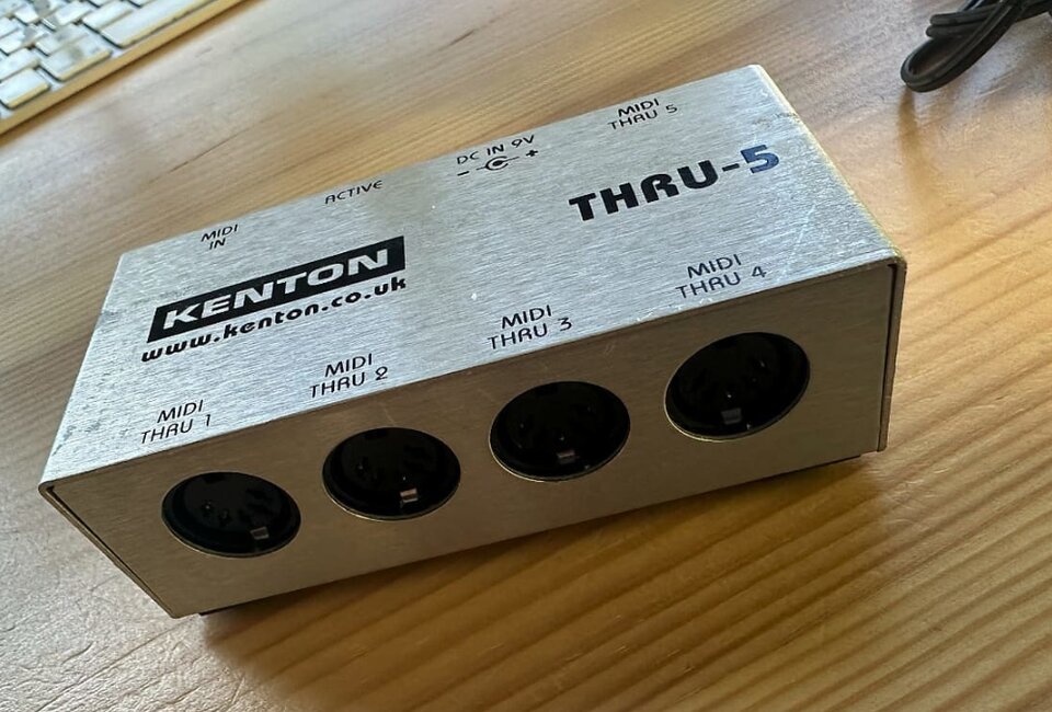 Kenton MIDI THRU 5 1 in 5 MIDI Thru Box - MIDI-Tool for Keyboards