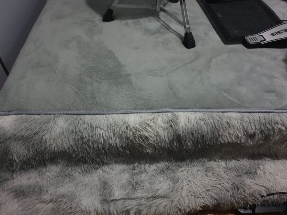 Bateria Alesis + altavoces y plataforma antivibracion