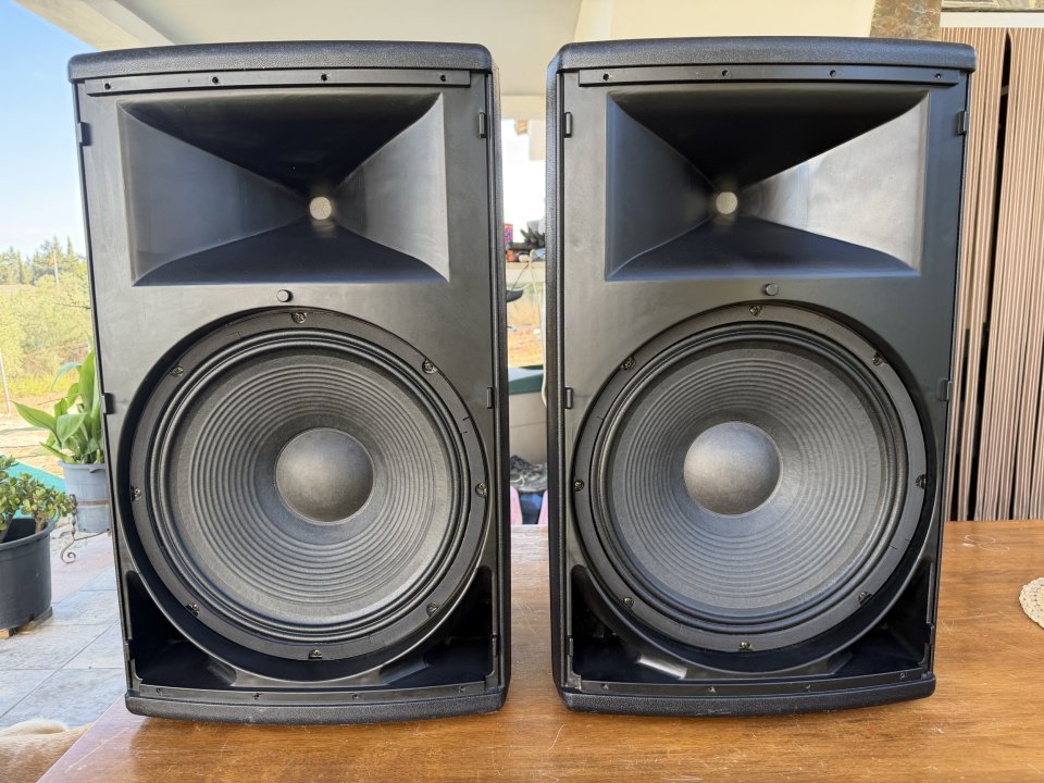 Altavoz activo de 1500W , 350 W (RMS)con un diseño moderno y robusto. de segunda mano · Foto 2 de 10 · Cádiz · 500 €
