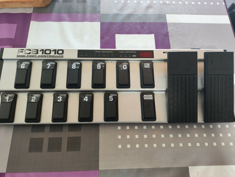 Pedalera Behringer FCB1010