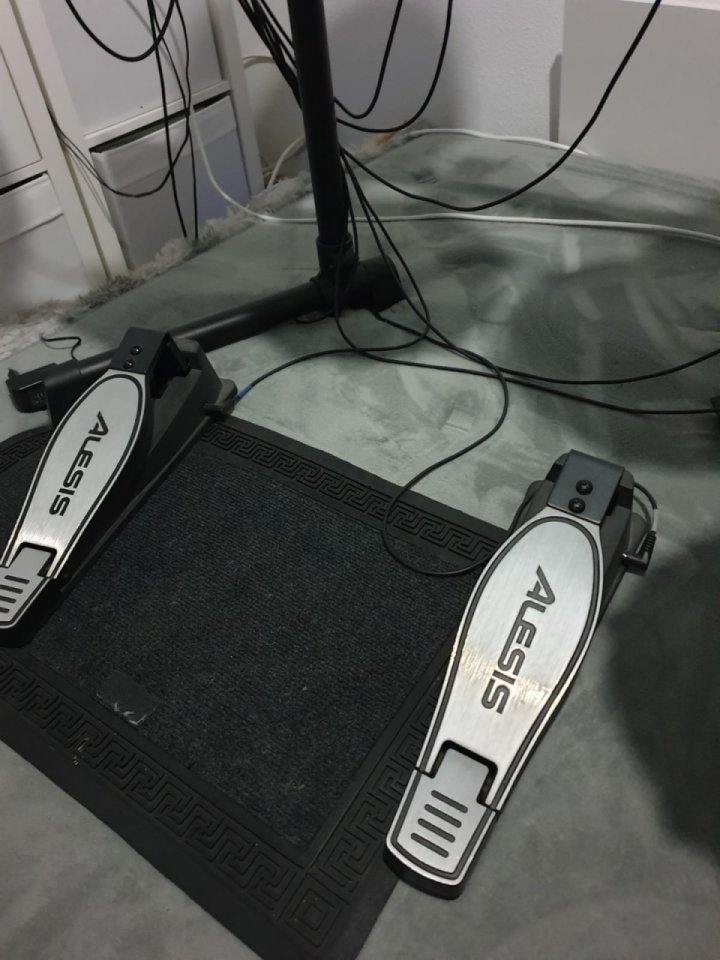 Bateria Alesis + altavoces y plataforma antivibracion