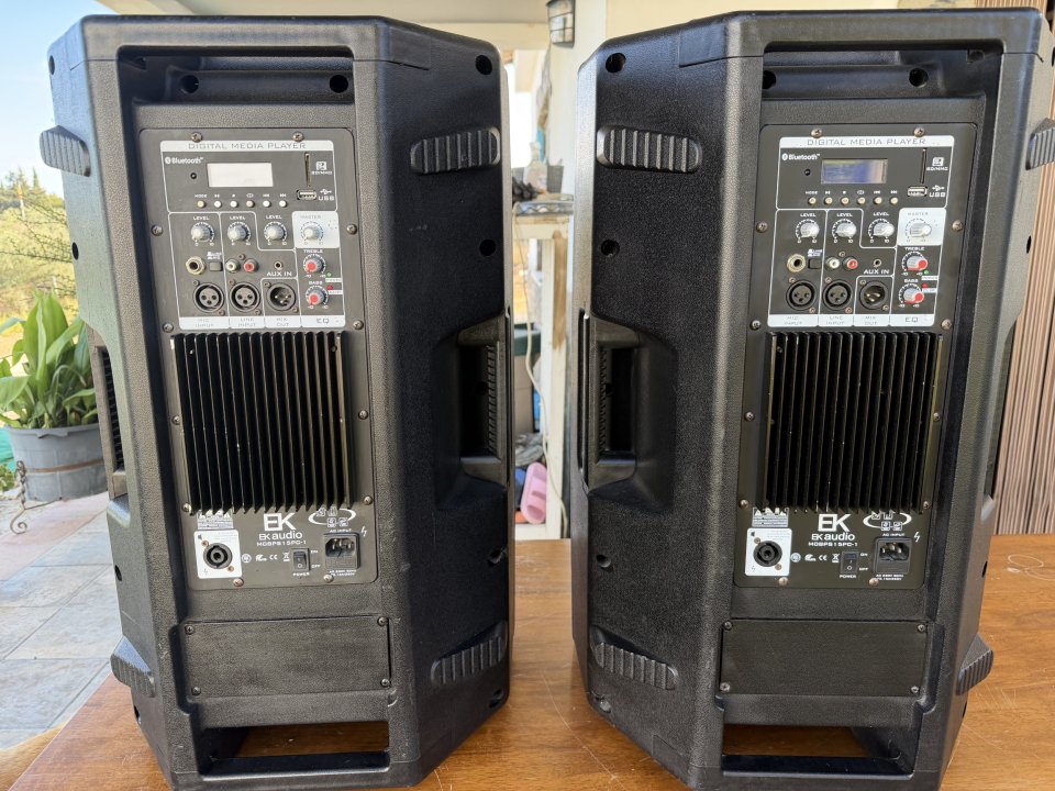 Altavoz activo de 1500W , 350 W (RMS)con un diseño moderno y robusto. de segunda mano · Foto 3 de 10 · Cádiz · 500 €