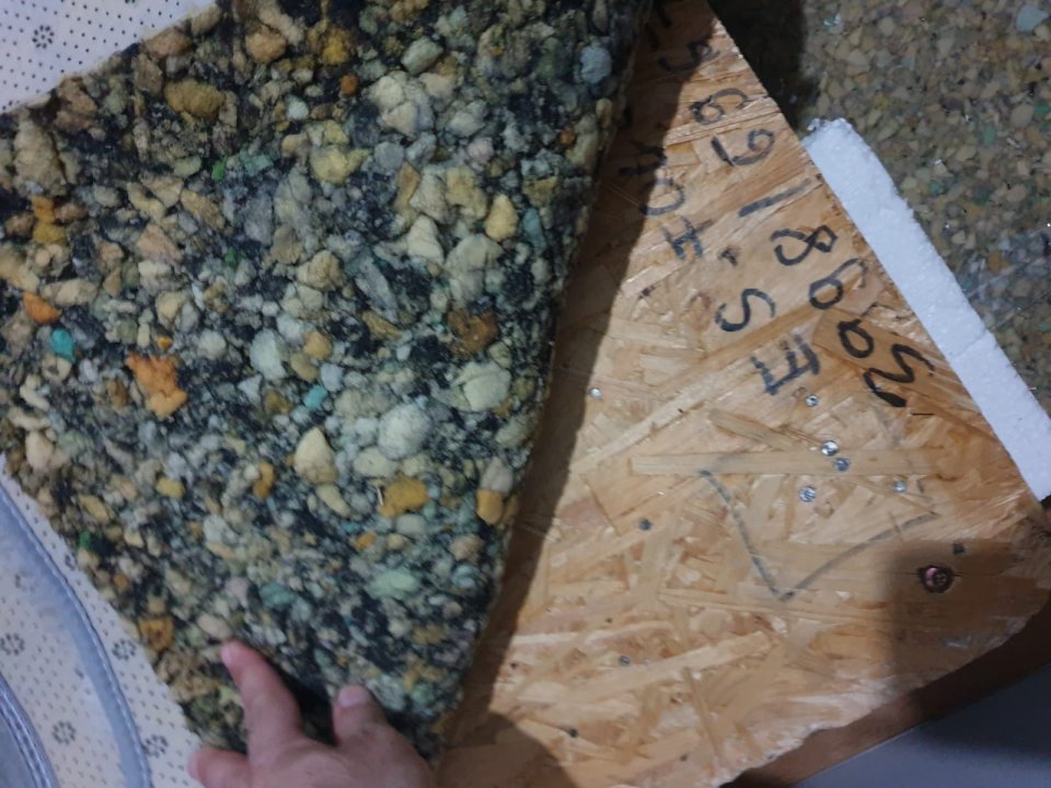 Bateria Alesis + altavoces y plataforma antivibracion