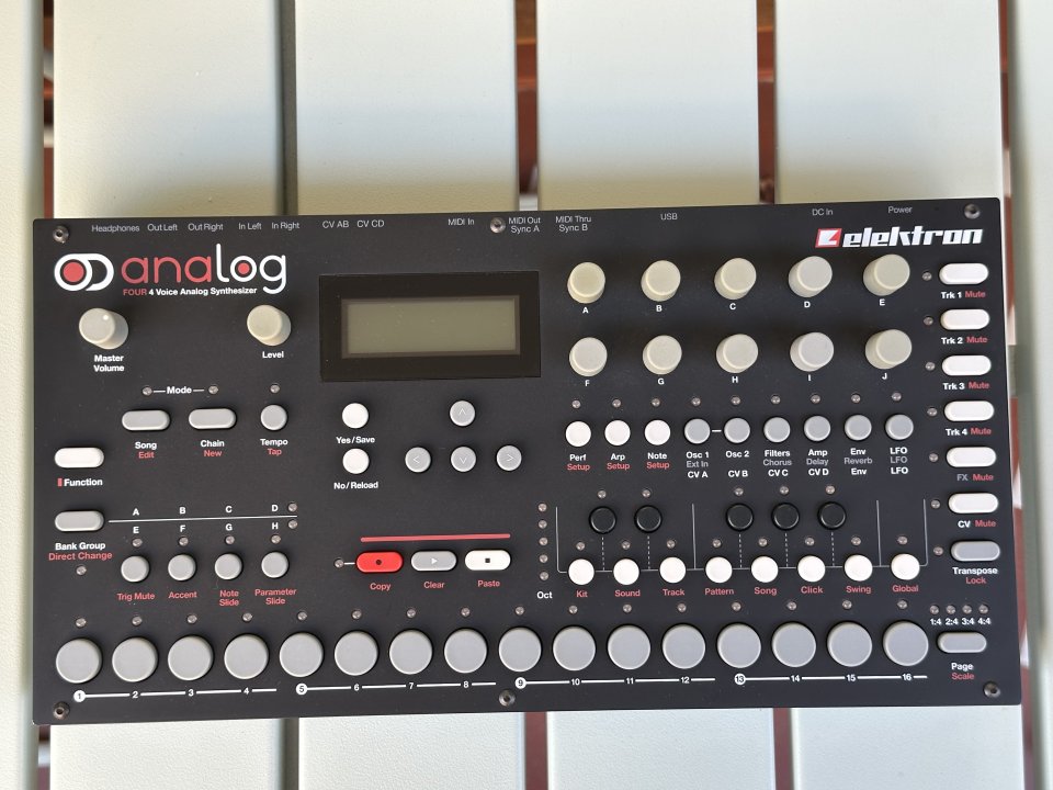 Elektron Analog Four MK1 de segunda mano · Foto 2 de 6 · Barcelona · 600 €