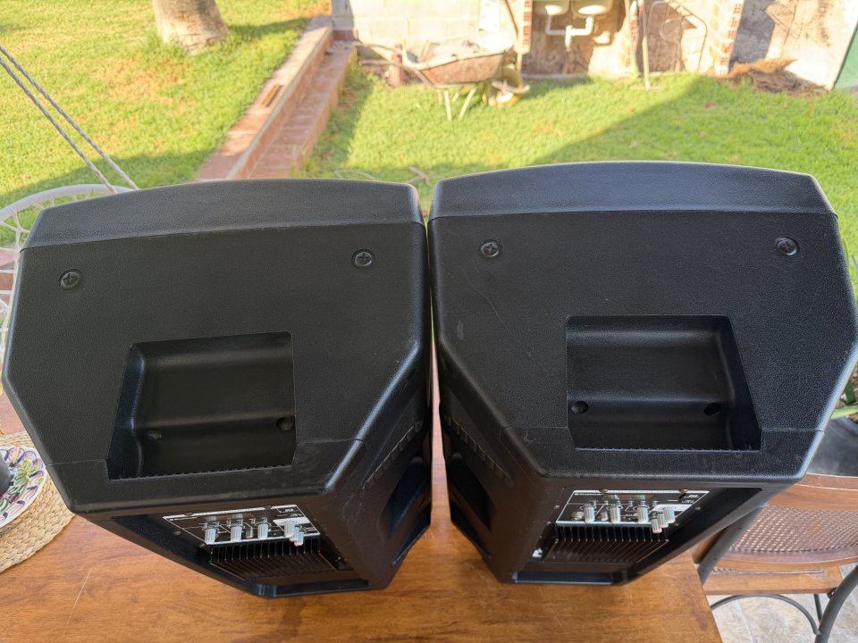 Altavoz activo de 1500W , 350 W (RMS)con un diseño moderno y robusto. de segunda mano · Foto 5 de 10 · Cádiz · 500 €