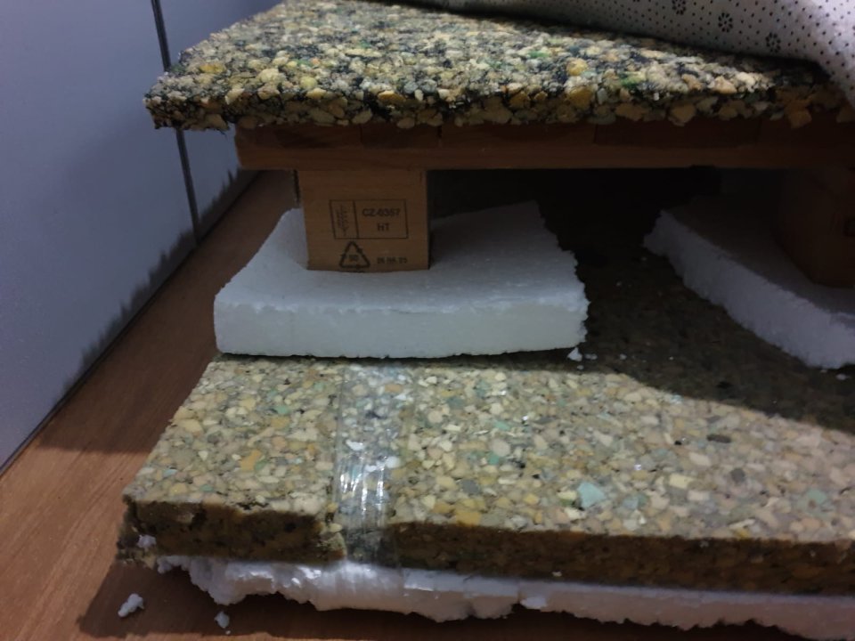 Bateria Alesis + altavoces y plataforma antivibracion