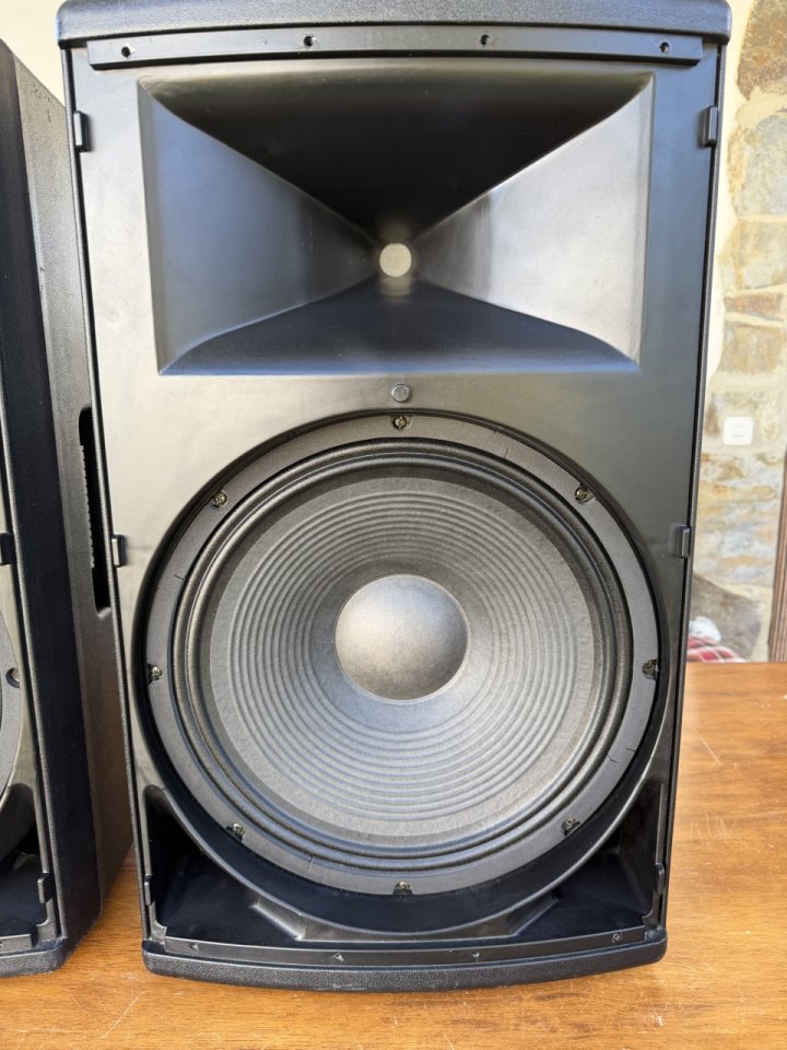 Altavoz activo de 1500W , 350 W (RMS)con un diseño moderno y robusto. de segunda mano · Foto 7 de 10 · Cádiz · 500 €