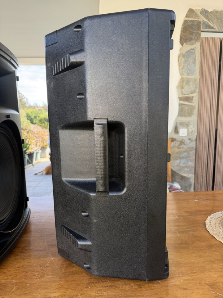 Altavoz activo de 1500W , 350 W (RMS)con un diseño moderno y robusto. de segunda mano · Foto 8 de 10 · Cádiz · 500 €