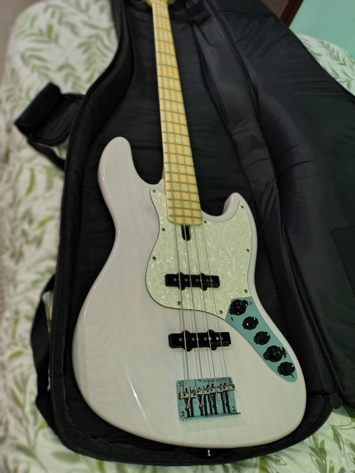 Sire Marcus Miller v7 Swamp Ash 4St 2nd Gen White Blonde