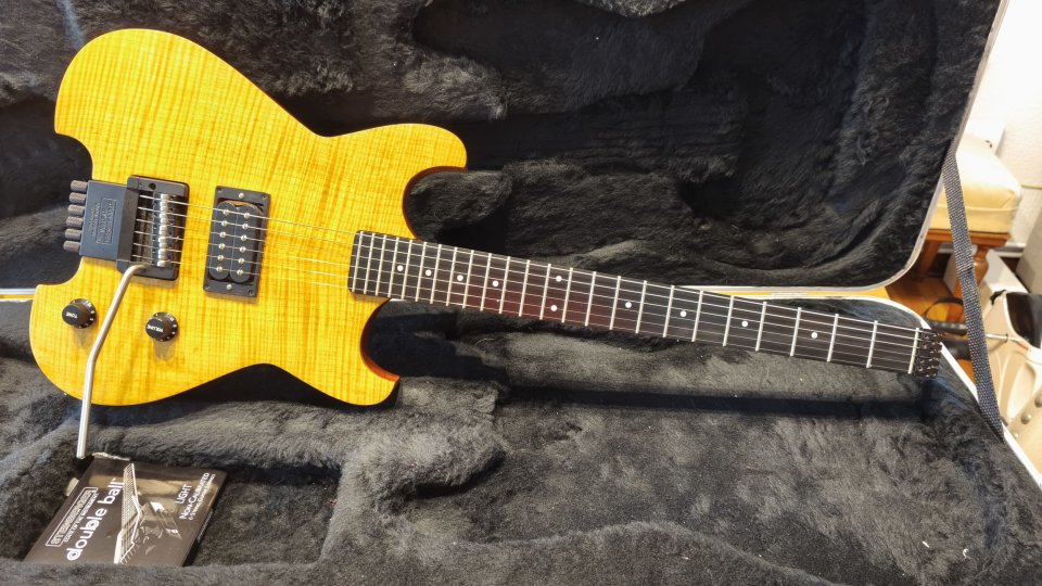 Guitarra headless de luthier.Pastilla SD Holdsworth de segunda mano · Foto 2 de 8 · Barcelona · 1200 €