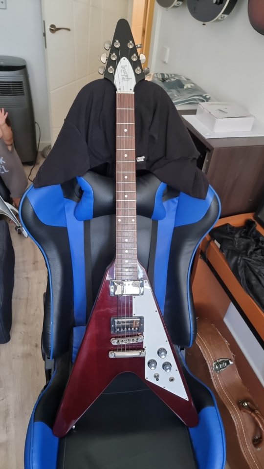 Gibson Flying V Cherry 2018 de segunda mano · Foto 2 de 6 · Madrid · 1400 €