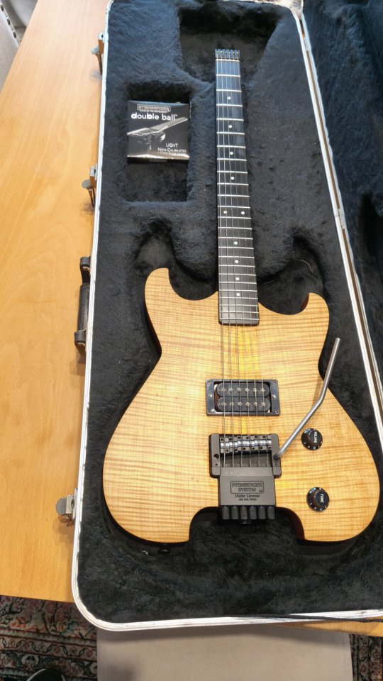 Guitarra headless de luthier.Pastilla SD Holdsworth de segunda mano · Foto 3 de 8 · Barcelona · 1200 €