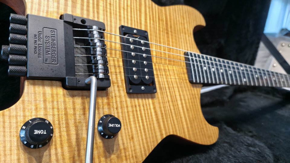 Guitarra headless de luthier.Pastilla SD Holdsworth de segunda mano · Foto 4 de 8 · Barcelona · 1200 €