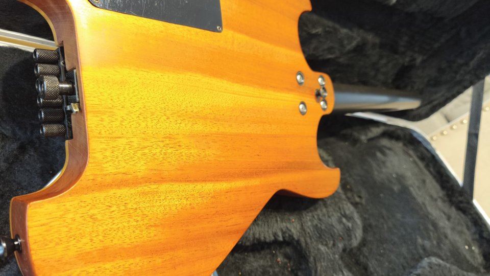 Guitarra headless de luthier.Pastilla SD Holdsworth de segunda mano · Foto 7 de 8 · Barcelona · 1200 €