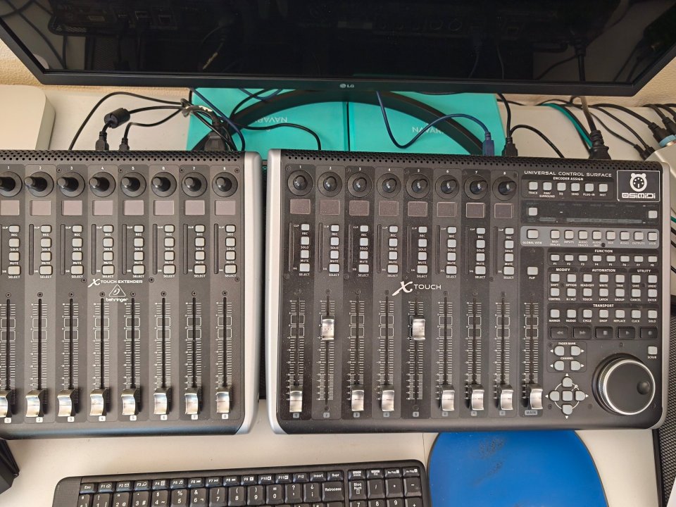 Behringer X-TOUCH + Extender de segunda mano · Foto 1 de 3 · A Coruña · 450 €