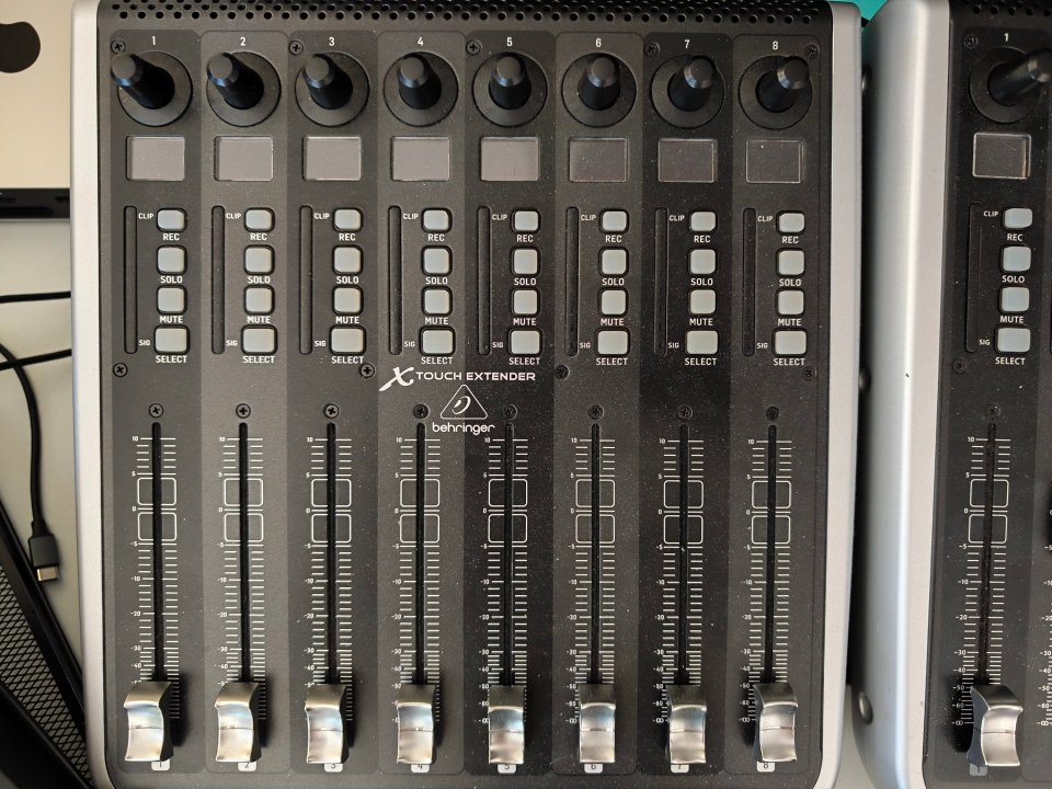 Behringer X-TOUCH + Extender de segunda mano · Foto 2 de 3 · A Coruña · 450 €