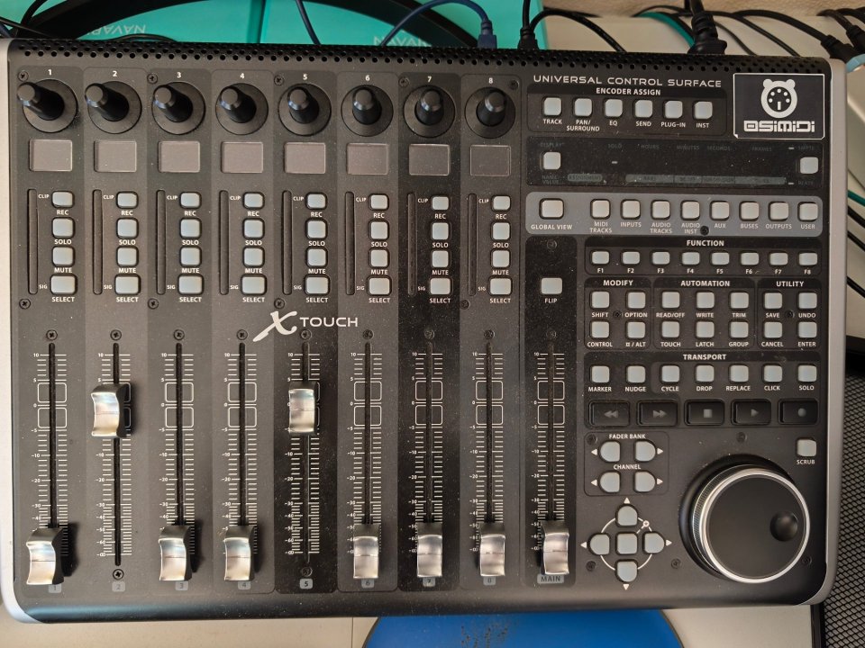 Behringer X-TOUCH + Extender de segunda mano · Foto 3 de 3 · A Coruña · 450 €