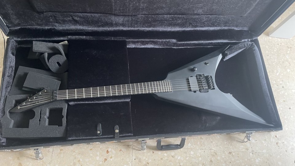 ESP Ltd Arrow Black Metal + estuche + accesorios de segunda mano · Foto 1 de 6 · Castellón · 1100 €