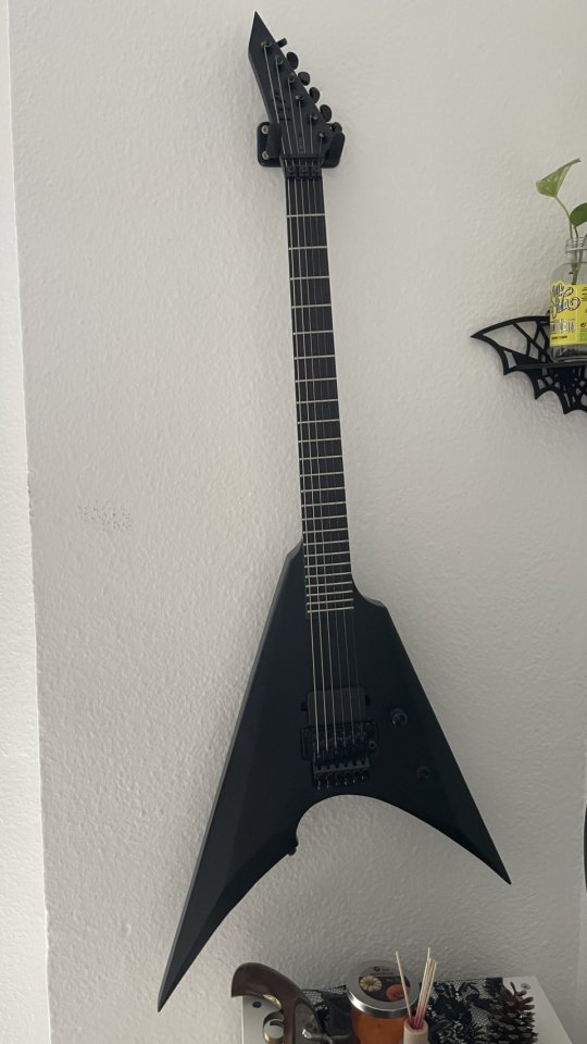 ESP Ltd Arrow Black Metal + estuche + accesorios de segunda mano · Foto 2 de 6 · Castellón · 1100 €