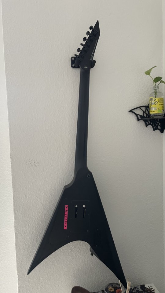 ESP Ltd Arrow Black Metal + estuche + accesorios de segunda mano · Foto 3 de 6 · Castellón · 1100 €
