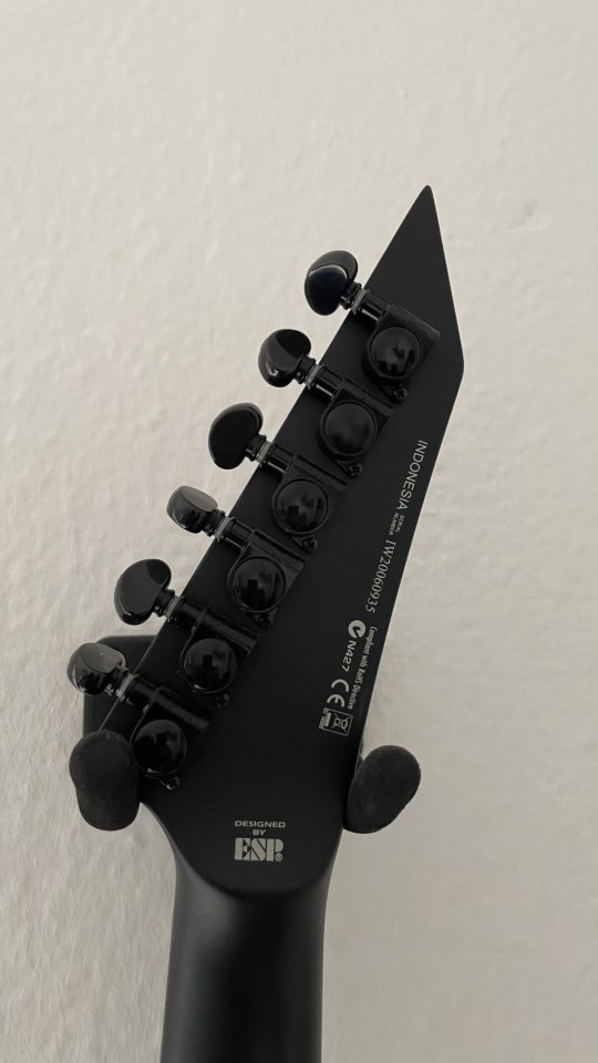ESP Ltd Arrow Black Metal + estuche + accesorios de segunda mano · Foto 5 de 6 · Castellón · 1100 €