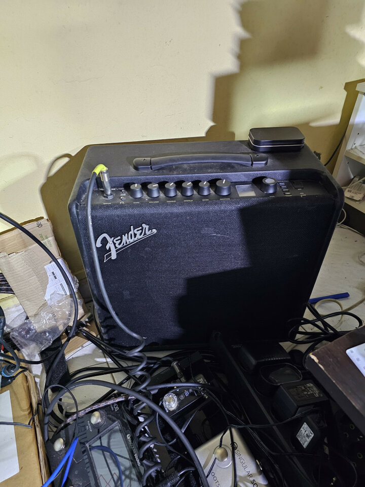 Amplificador fender lt50 con mutiefectos y su pedalera de 4 pulsadores.