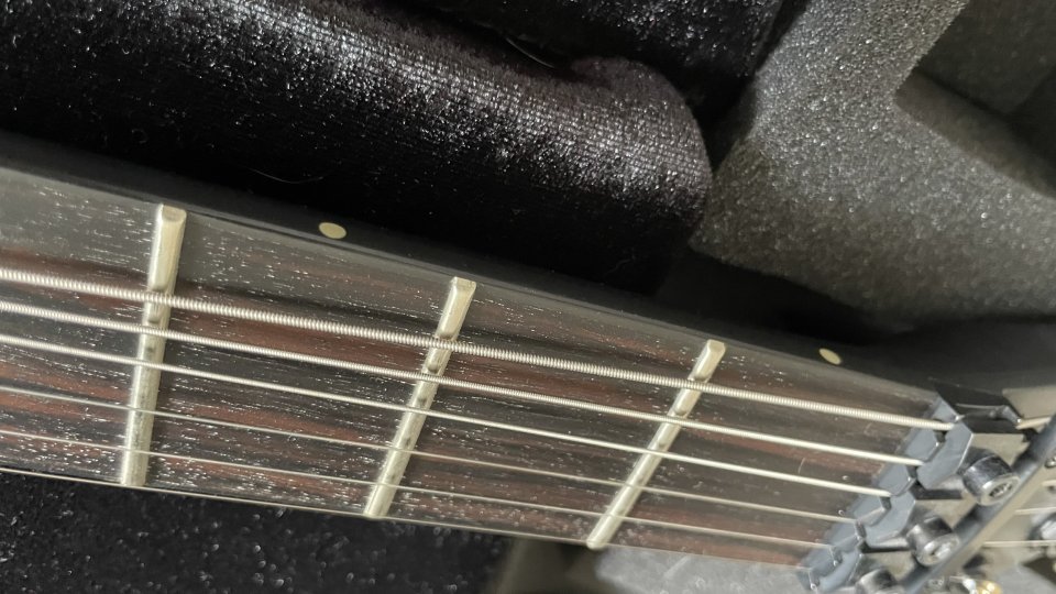 ESP Ltd Arrow Black Metal + estuche + accesorios de segunda mano · Foto 6 de 6 · Castellón · 1100 €