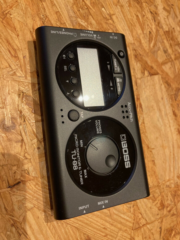 Afinador y metrónomo BOSS TU-88