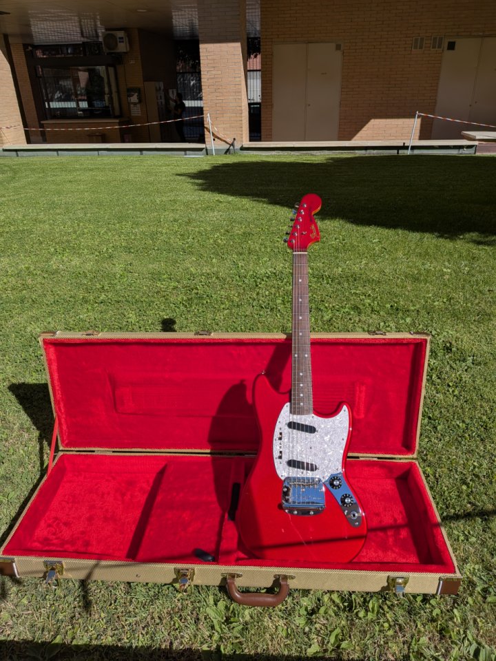 Fender Made in Japan Traditional ’70s Mustang - Candy Apple Red - IMPECABLE de segunda mano · Foto 2 de 10 · Madrid · 1150 €