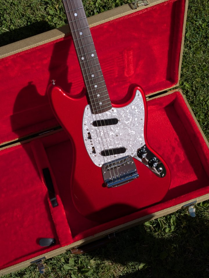 Fender Made in Japan Traditional ’70s Mustang - Candy Apple Red - IMPECABLE de segunda mano · Foto 8 de 10 · Madrid · 1150 €