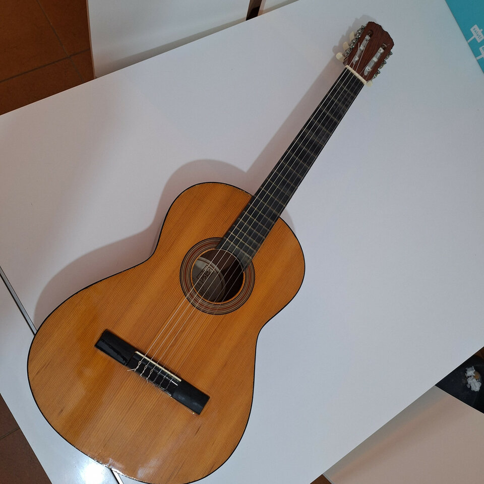 Vendo guitarra antigua de segunda mano · Foto 2 de 5 · Madrid · 200 €